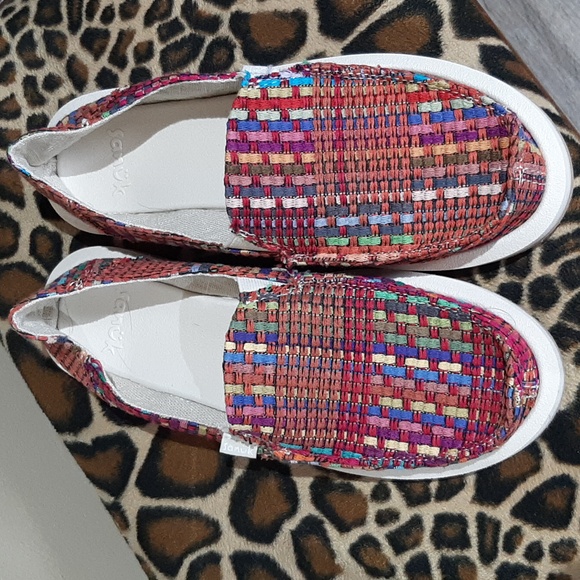 Sanuk Shoes - Sanuk Donna Blanket-Pink/Red Multi Size 8